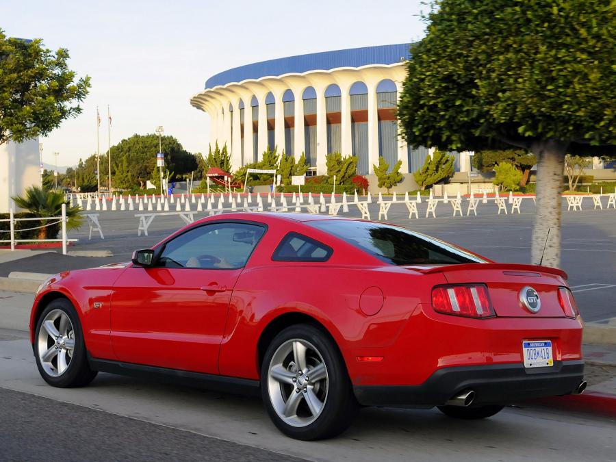  Ford Mustang GT 2010 года  (фото 190 из 213)